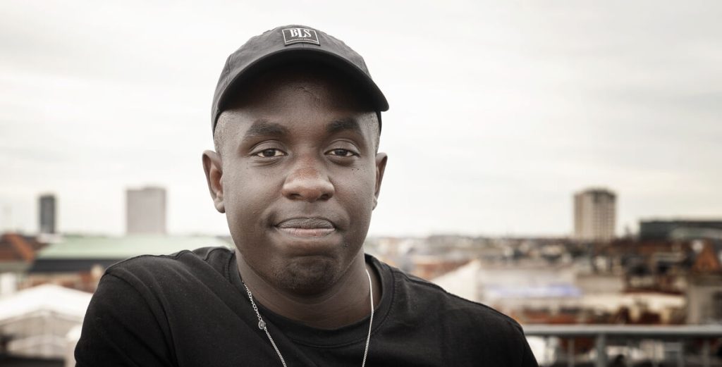 Grinet kom frem, da Melvin Kakooza hørte spørgsmålet: Få sekunder senere gav han mystisk svar