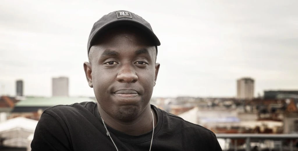 Grinet kom frem, da Melvin Kakooza hørte spørgsmålet: Få sekunder senere gav han mystisk svar