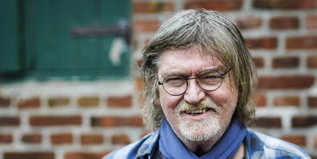 Læs den helt særlige tekst: Johnny Madsen har fået sin gravsten
