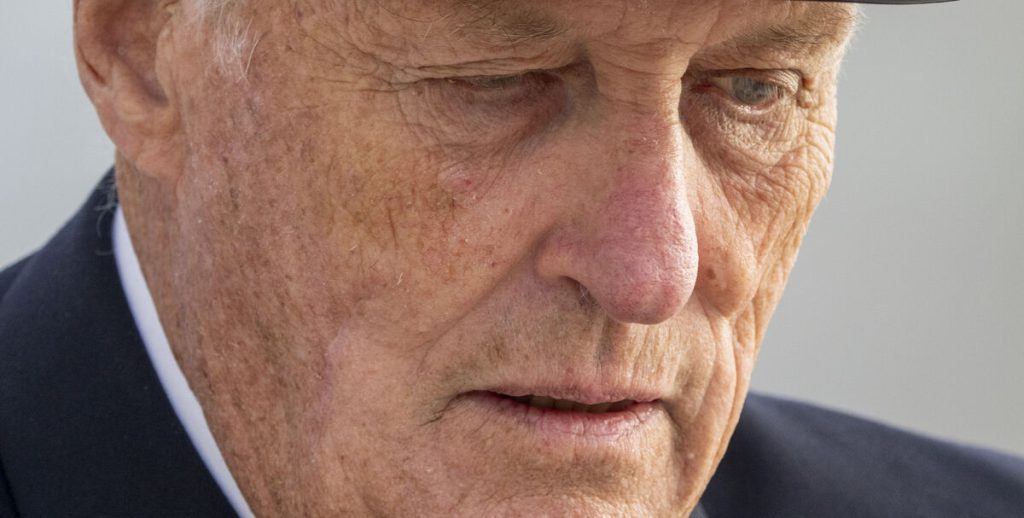 Bekymring for kong Harald: Indlagt søndag aften