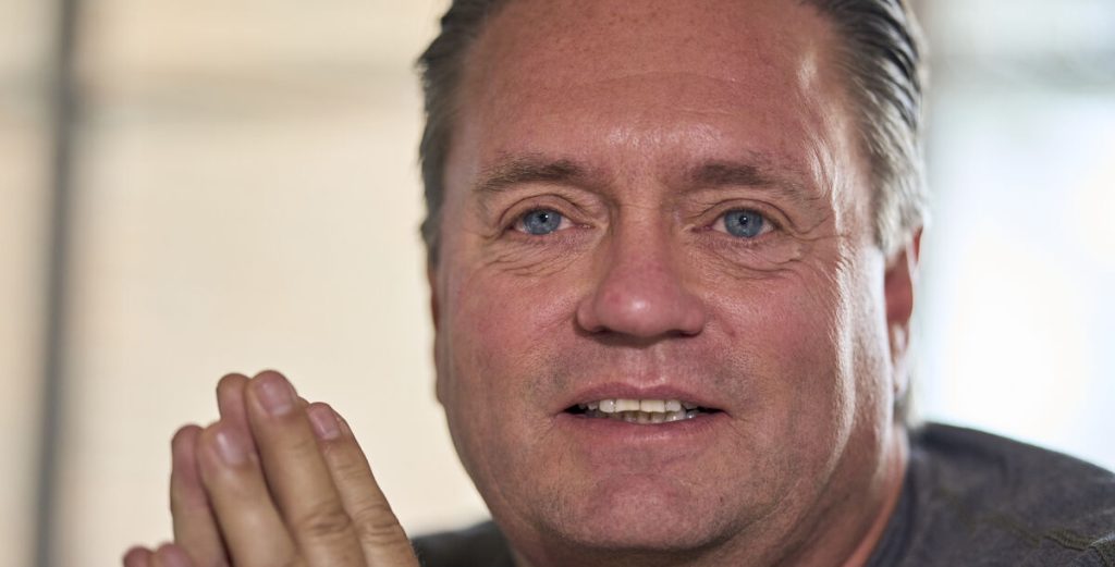 Èn video afslører det: Sådan har du aldrig set Johnny Hansen før