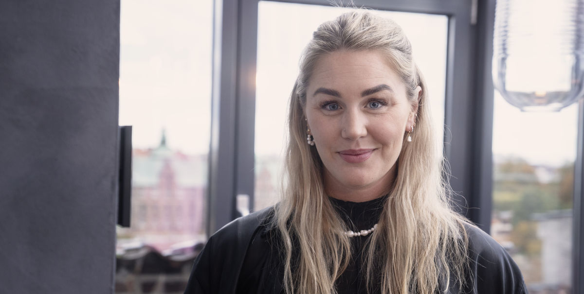 Jeanette Ottesen hylder kvindernes kampdag med afklædt billede