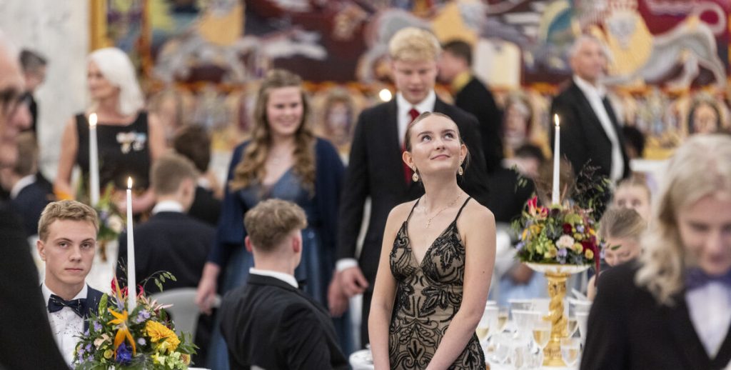 Historien om ‘Askepot’ fra prins Christians fest vil ingen ende tage: Nu har hun takket nej til vanvittigt tilbud