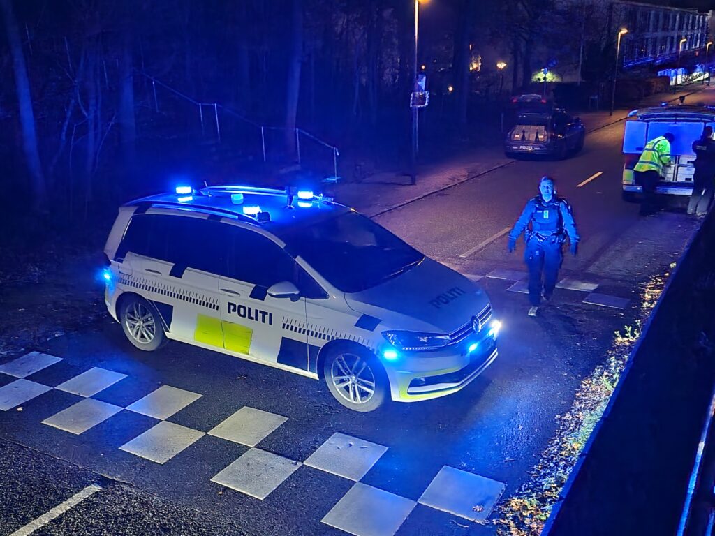 Spørgsmålene er mange, men svarende er få: Politiet talstærkt til stede til mystisk aktion i dansk by