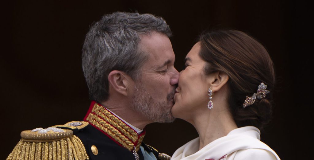 I uventet twist: Pludselig stod kong Frederik og Mary der