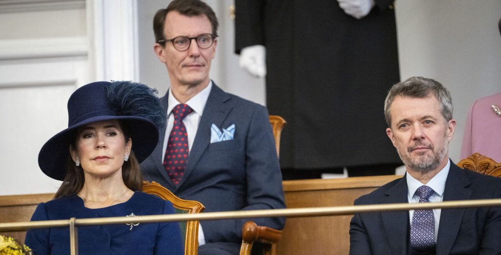 Så du det? Medie afslører hvad prins Joachim hviskede til kong Frederik