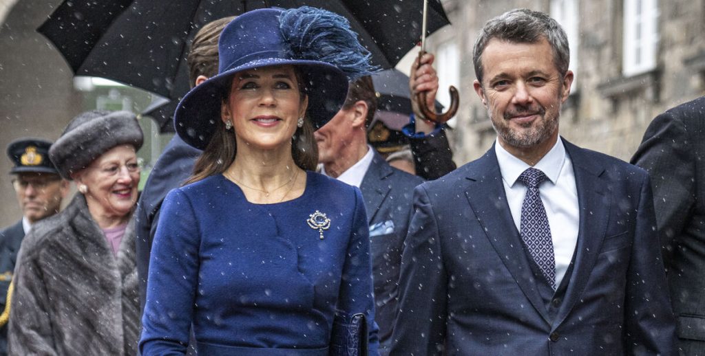 Nye billeder vækker undren: Hvor blev kong Frederik og dronning Mary af?