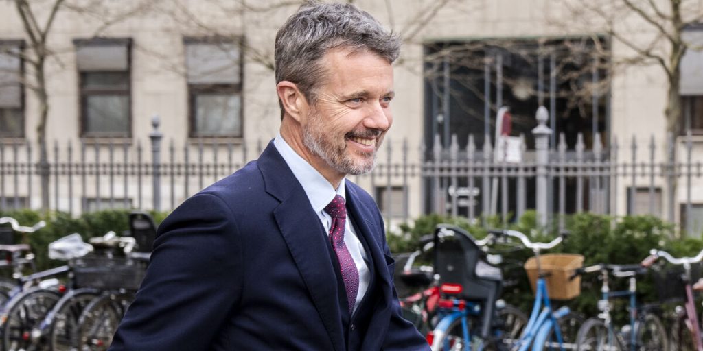 Tusindvis af danskere har ventet i spænding: Her løfter kong Frederik sløret
