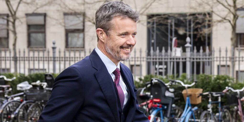 Tusindvis af danskere har ventet i spænding: Her løfter kong Frederik sløret