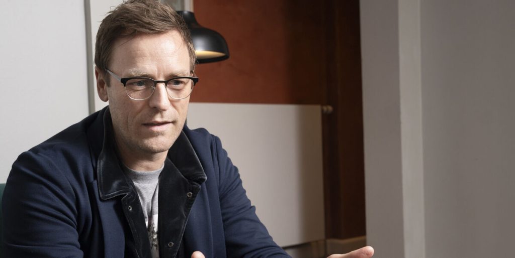TV 2-vært Kristian Bech rækker ud: Jeg har brug for hjælp