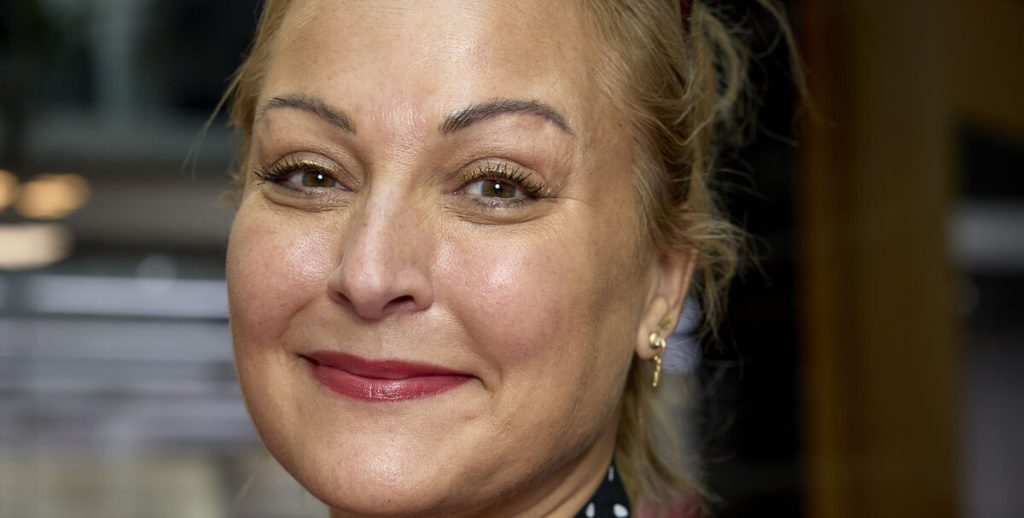 DR-værten Stephanie Surrugue endte mandag i grim trafikulykke: Nu tager hun bladet fra munden