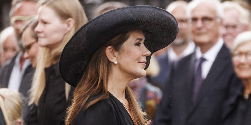 Hvad prøver hun at skjule? Særlig detalje ved dronning Mary vækker opsigt
