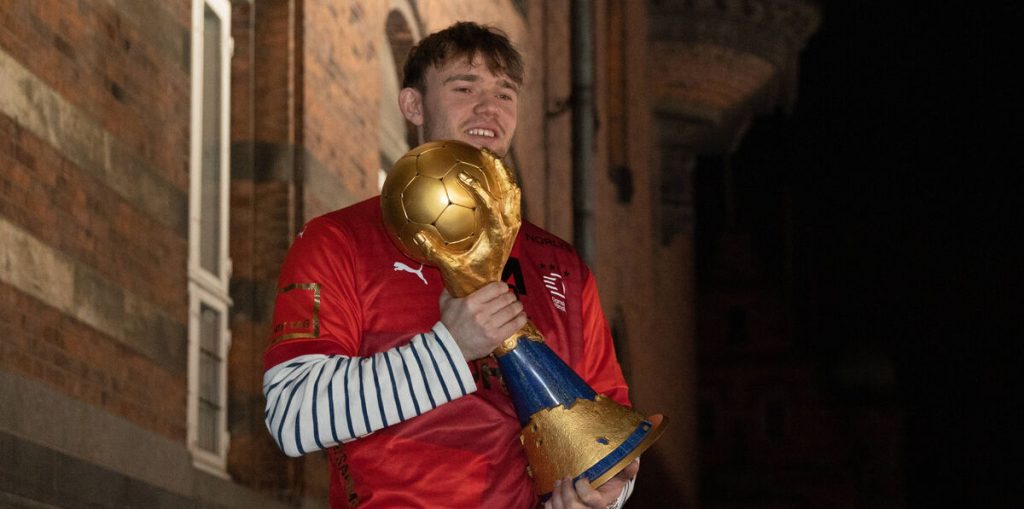 Talent ligger i familien: Thomas Arnoldsen bliver hyldet af sin kendte onkel
