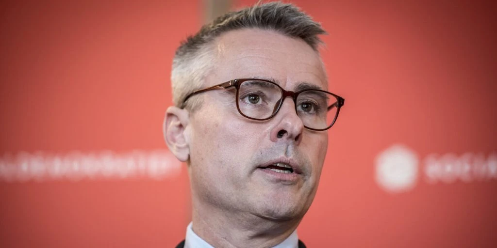 Nu sætter Henrik Sass Larsen ord på den omtalte “sexdukke” en gang for alle