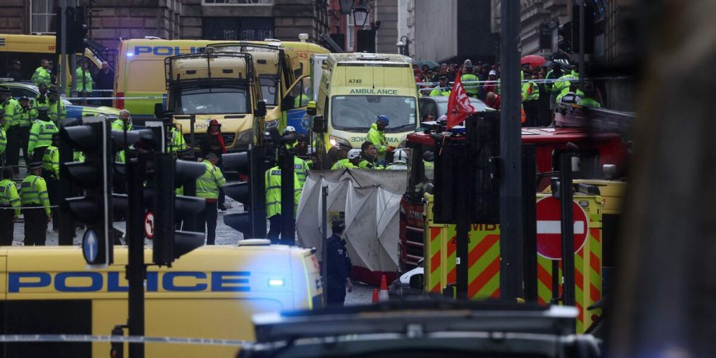 Bil kører ind i menneskemængde i Liverpool
