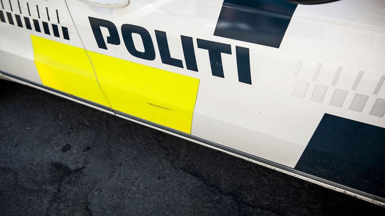 Politi på jagt efter flugtbilist: Da betjent ville række ind i bil efter nøglerne, lavede bilist farlig manøvre