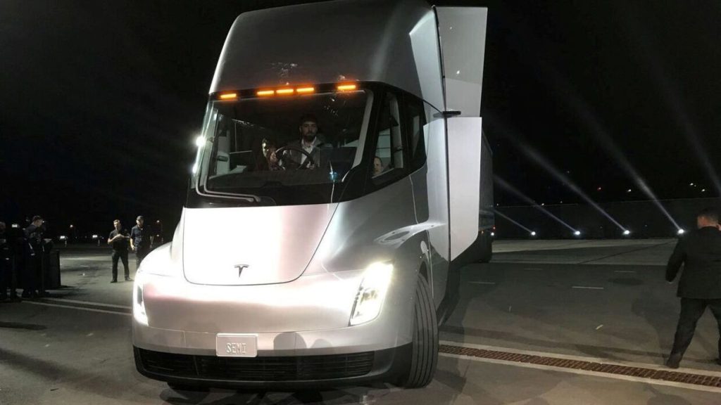 Der gik ild i Tesla-lastbil: Du gætter aldrig, hvad der skulle til for at slukke de massive flammer.