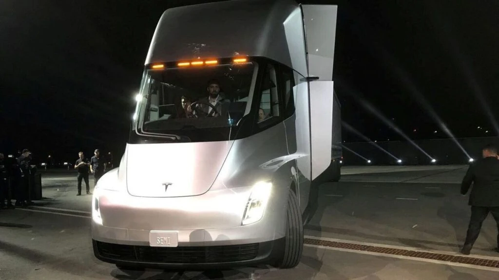 Der gik ild i Tesla-lastbil: Du gætter aldrig, hvad der skulle til for at slukke de massive flammer.
