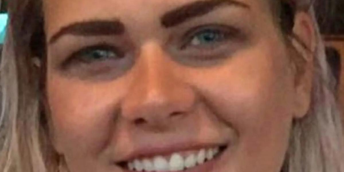 28-årig kvinde stak hovedet ud ad vinduet på det forkerte tidspunkt