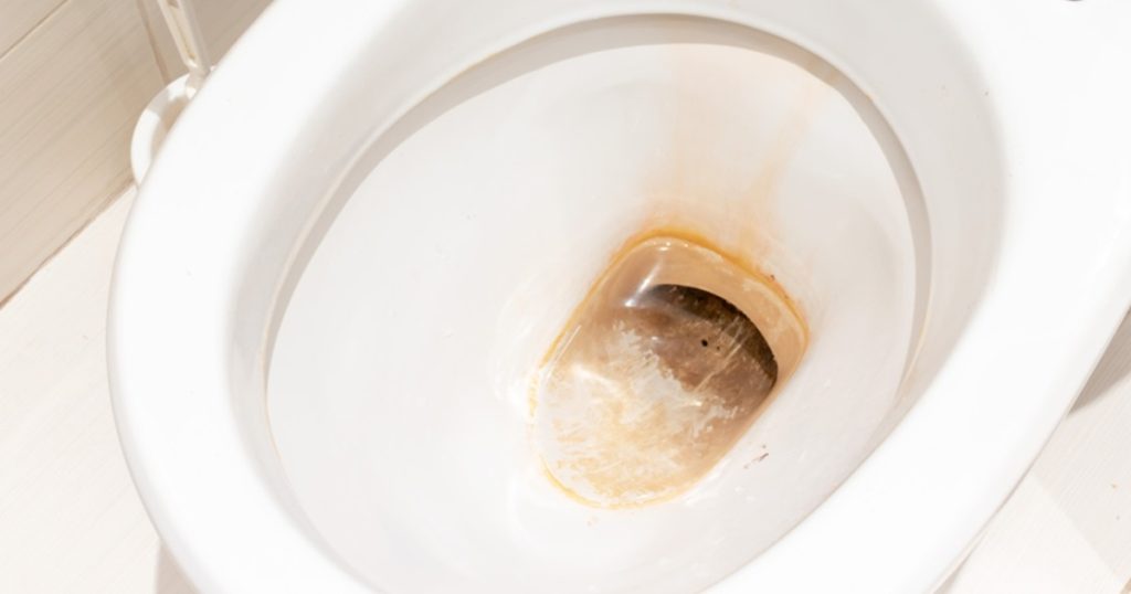 Det kan bruges af alle: Her er ejendomsmæglernes hemmelige trick til at fjerne brune pletter fra toilettet