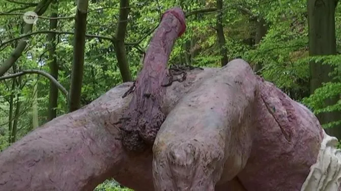 Kunst eller klamt? Borgere raser over frækt kunstværk i park