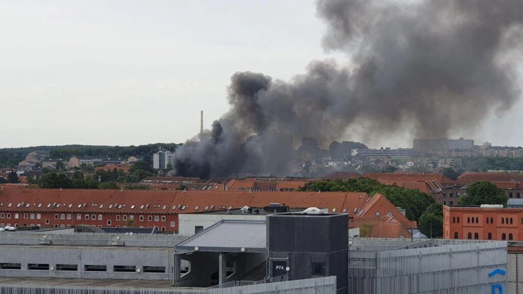 Voldsom brand i svømmehal tirsdag formiddag: Nu melder politiet om personskade
