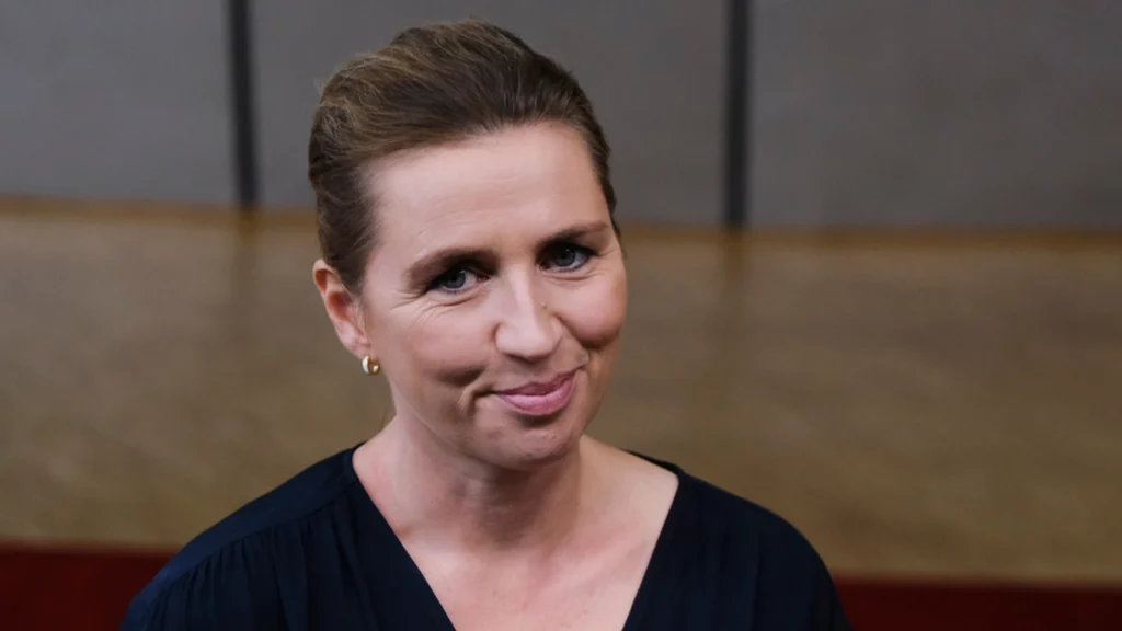 Mette Frederiksen står urokkeligt fast på skattelettelser – men nu vendes alt pludselig rundt