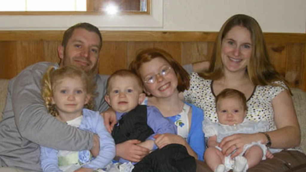 Det ligner et helt almindeligt foto af familien – men når du opdager den skjulte detalje, løber det koldt ned ad ryggen