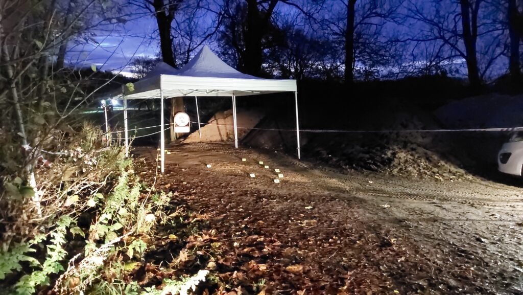 Politiet var massivt til stede natten til tirsdag: 26-årig dræbt i voldsom tragedie