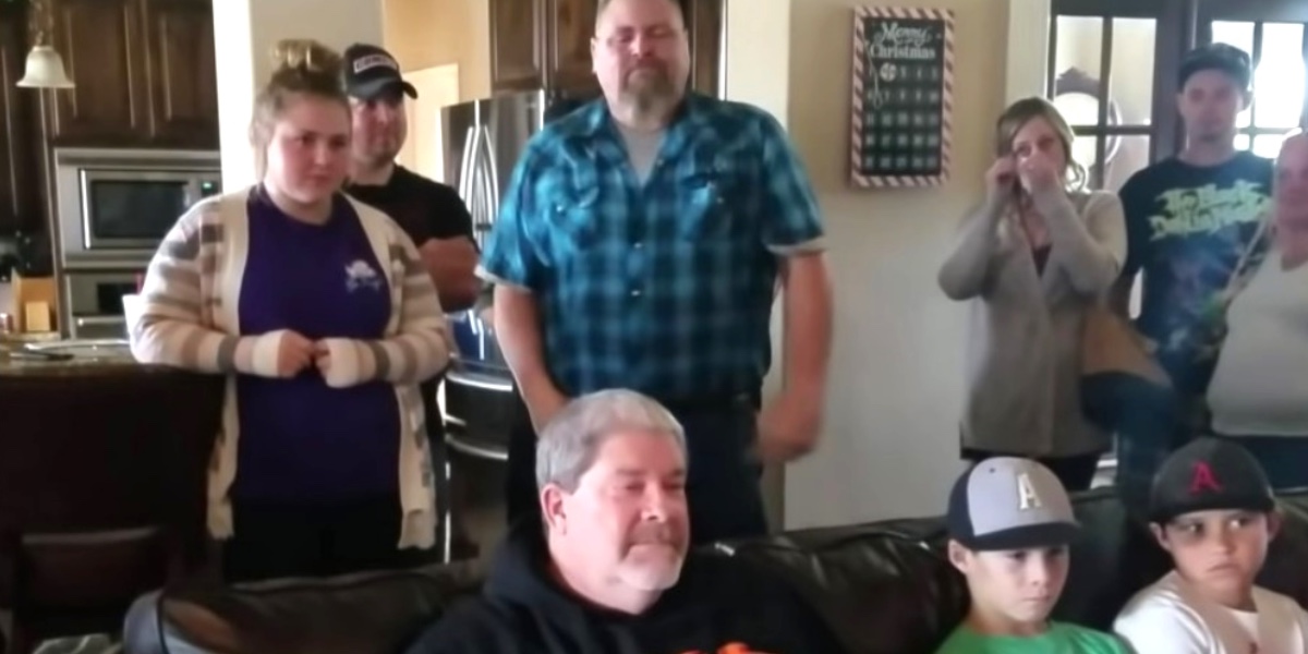 Mand ser rørende video på sin 60-års fødselsdag: Får et chok, da han ser, hvem der er bag ham