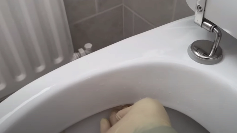 Han sætter dette op under toiletkanten og venter 30 minutter: Du vil ikke tro dine egne øjne, når du ser resultatet