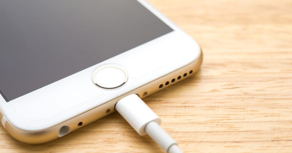 Næsten alle danskere laver fejlen: Sådan oplades telefonen korrekt