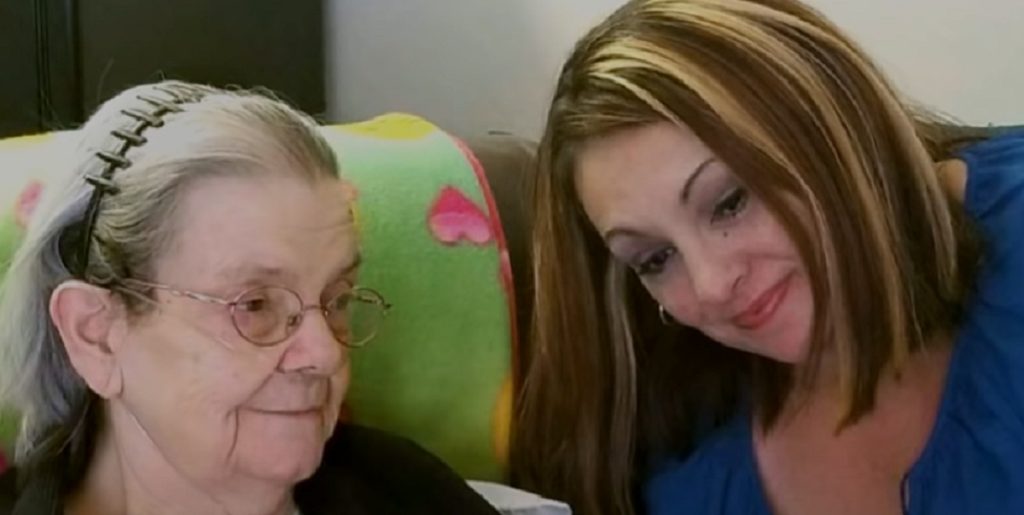 90-årig dame hænger seddel på naboens dør: De rørende ord får naboen til at reagere øjeblikkeligt