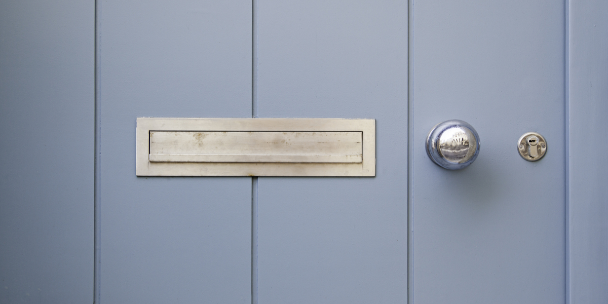 Mand deler frustreret råb om hjælp: Ukendt gerningsperson har i ugevis råbt “GRØD” ind gennem brevsprækken midt om natten