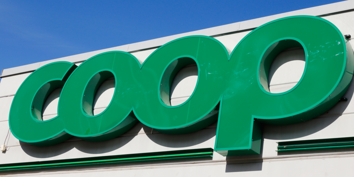 Personbil kørte ind i COOP-butik: Tre personer er kørt på hospitalet