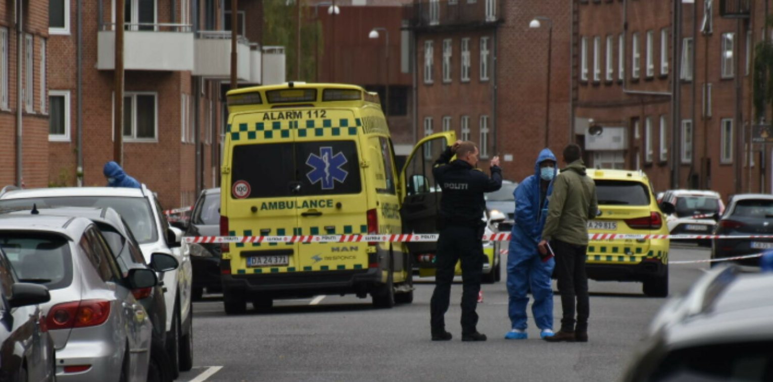 Mand fundet blødende på gaden i Vejle afgik ved døden: Nu beder politiet borgerne om én særlig ting