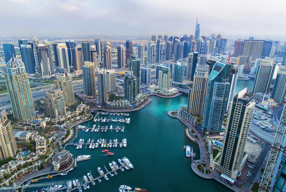 Dansk kendis lever livet i Dubai: Danskerne peger fingre ad hinanden