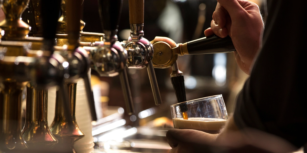 To mænd er taget på ‘verdens længste pubcrawl’: Så lang er turen