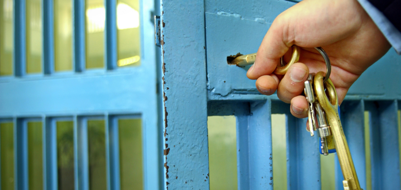 Livstidsfange sad i sin celle og så tv-genudsendelse: Det afsnit skulle vise sig at give ham friheden tilbage