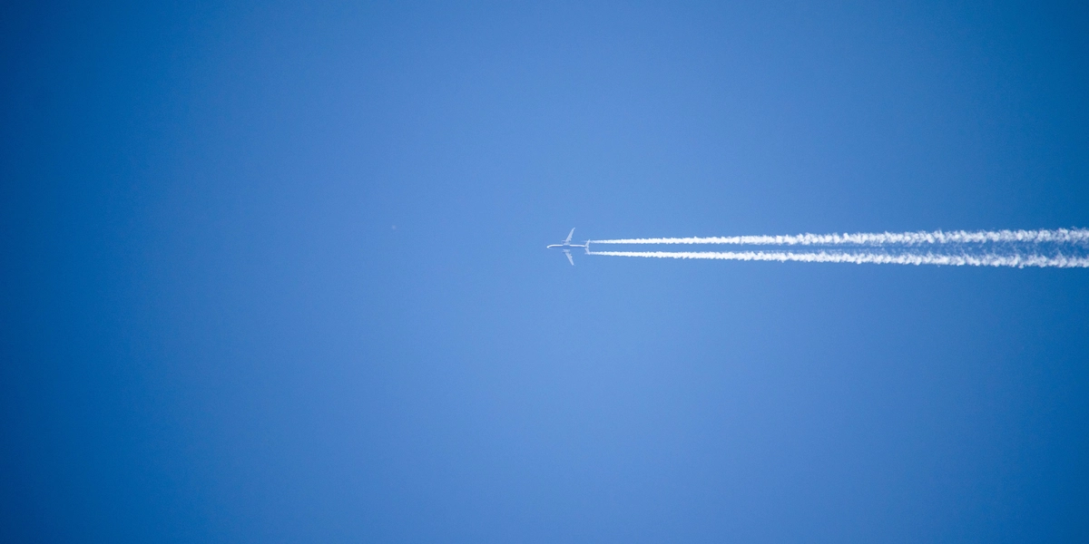 Derfor efterlader mange fly hvide ‘striber’ i luften