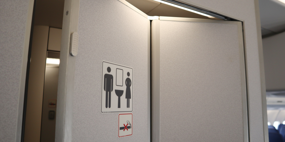 Stewardesse forklarer: Derfor skal du aldrig bruge toiletpapiret på et fly