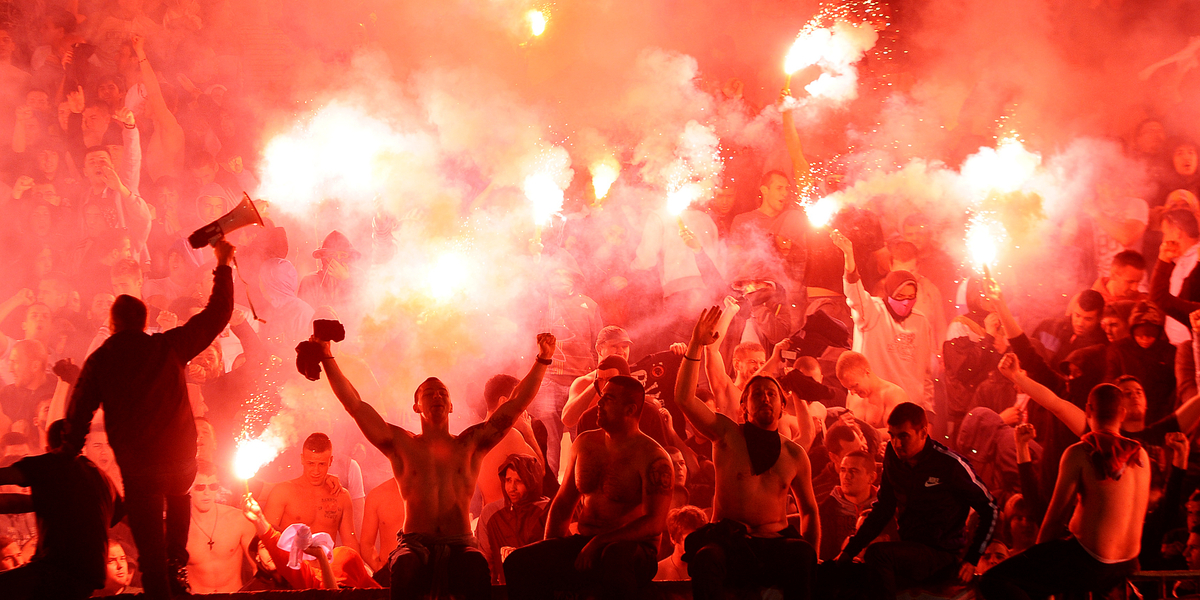 Mere end 1.300 hooligans får nu inddraget deres pas som straf for fodbolduroligheder