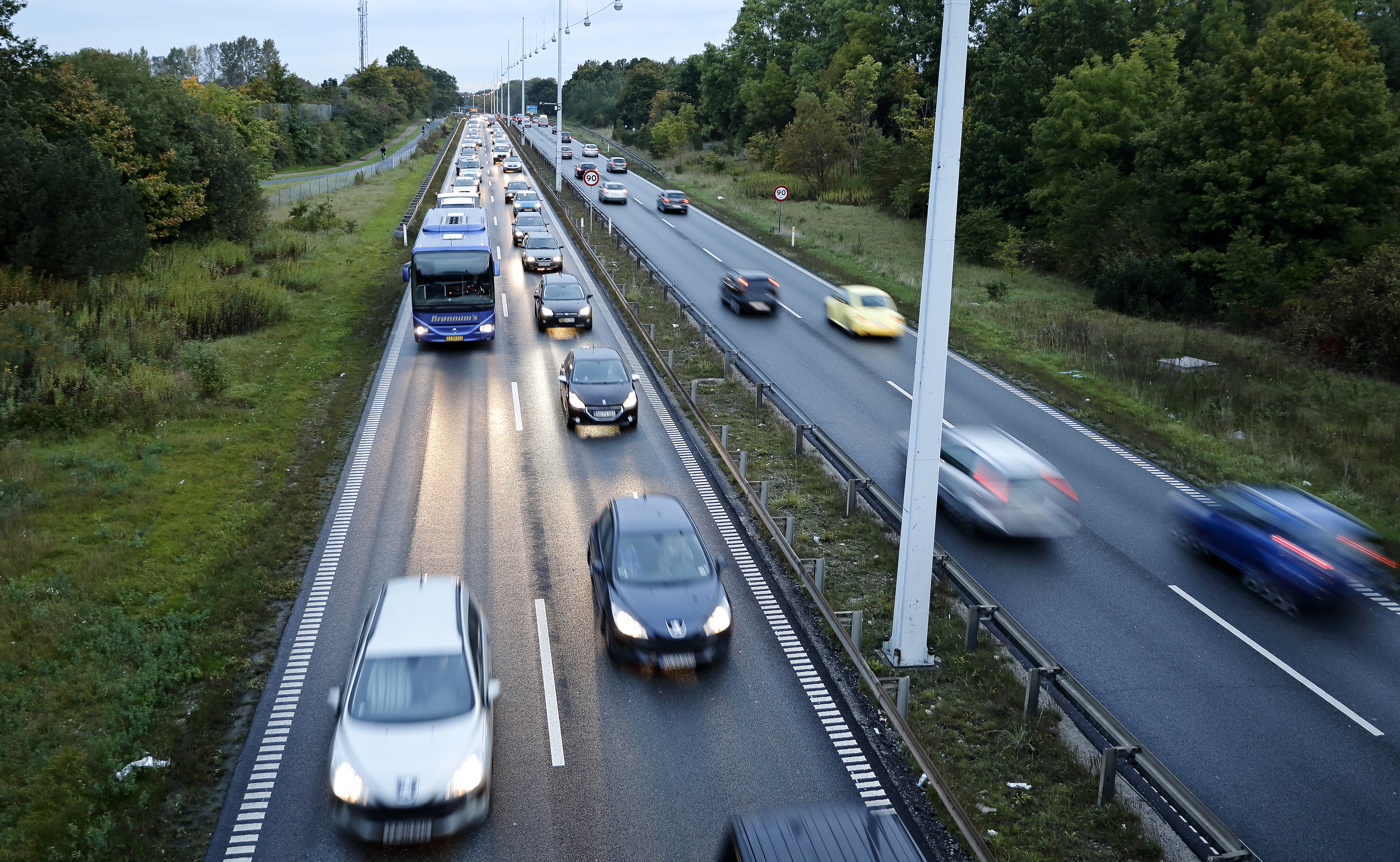 Drama på jysk motorvej: Borger forfulgte vanvidsbilist, og da han spottede vild manøvre, slog han alarm