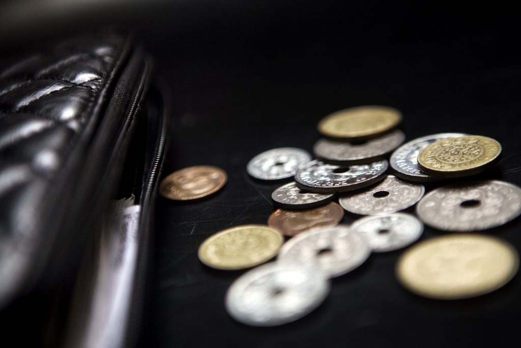 Advokat advarer: Derfor skal du ikke samle penge op som ligger på jorden