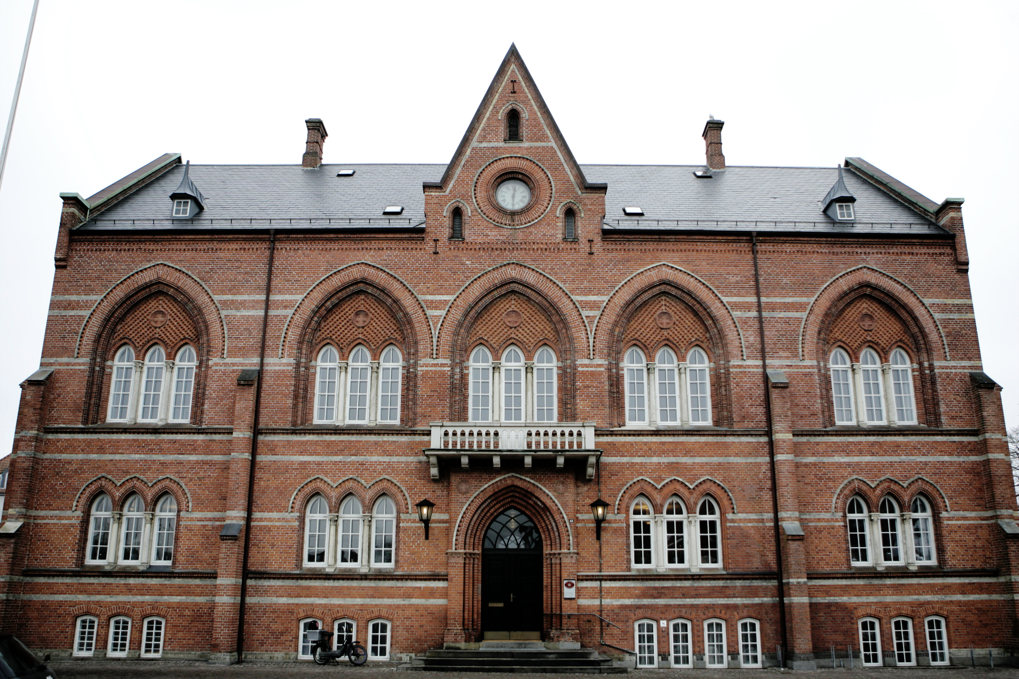 33-årig kvalt i lejlighed: Nu står mor til tre tiltalt for drabet