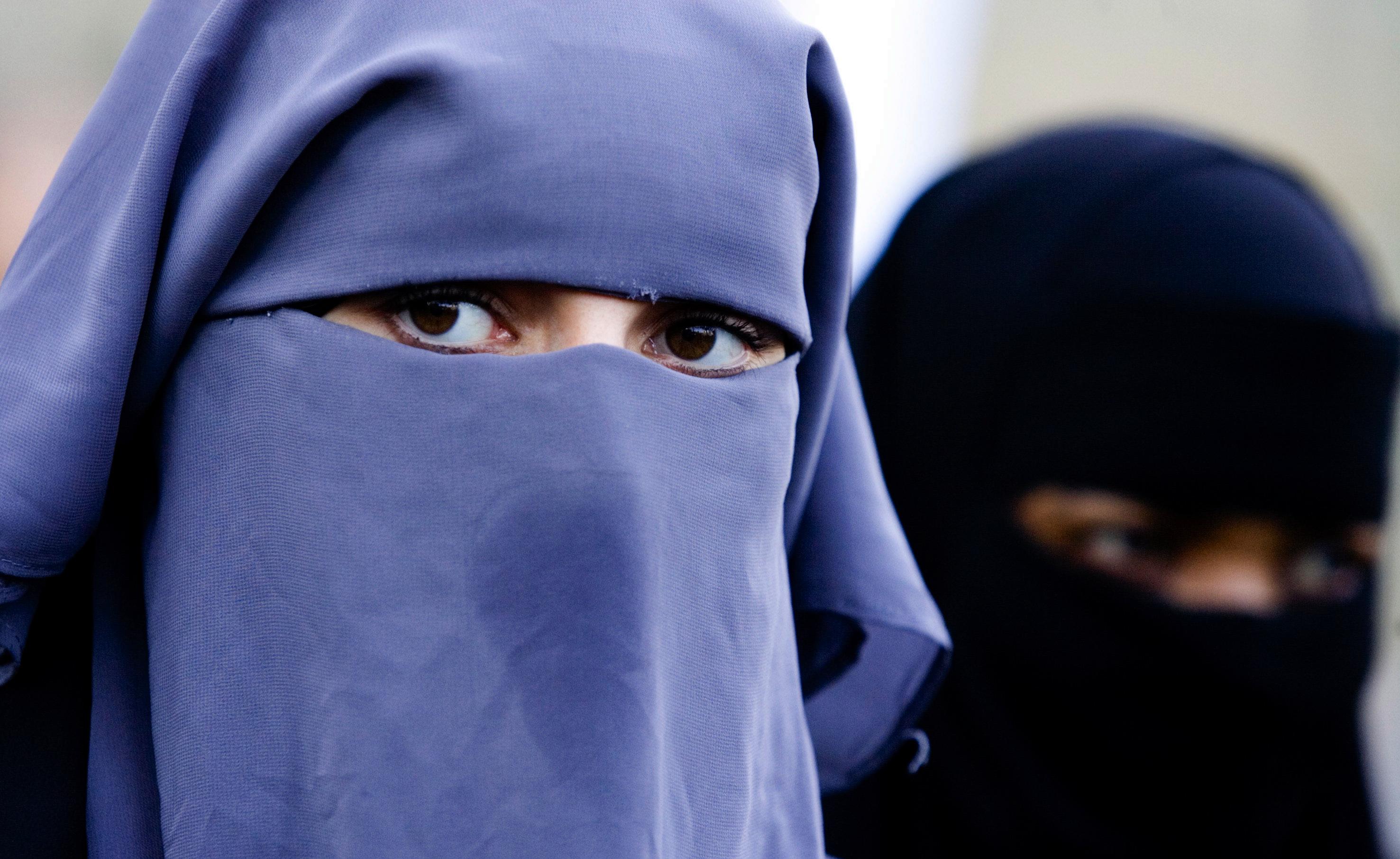 Rigmand kommer til Danmark og betaler niqab- og burkabøder