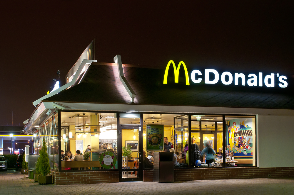Teenagere kastede med mad og spyttede på personalet på McDonald’s: Så tog personalet en snedig hævn
