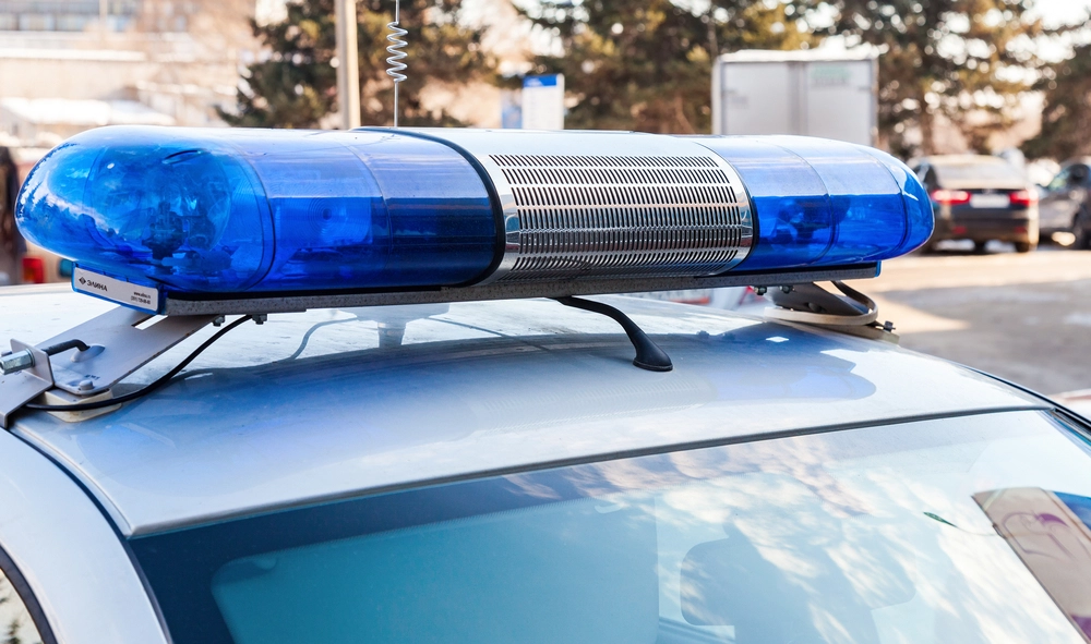 Masseslagsmål med kniv og køller: 20-årig såret
