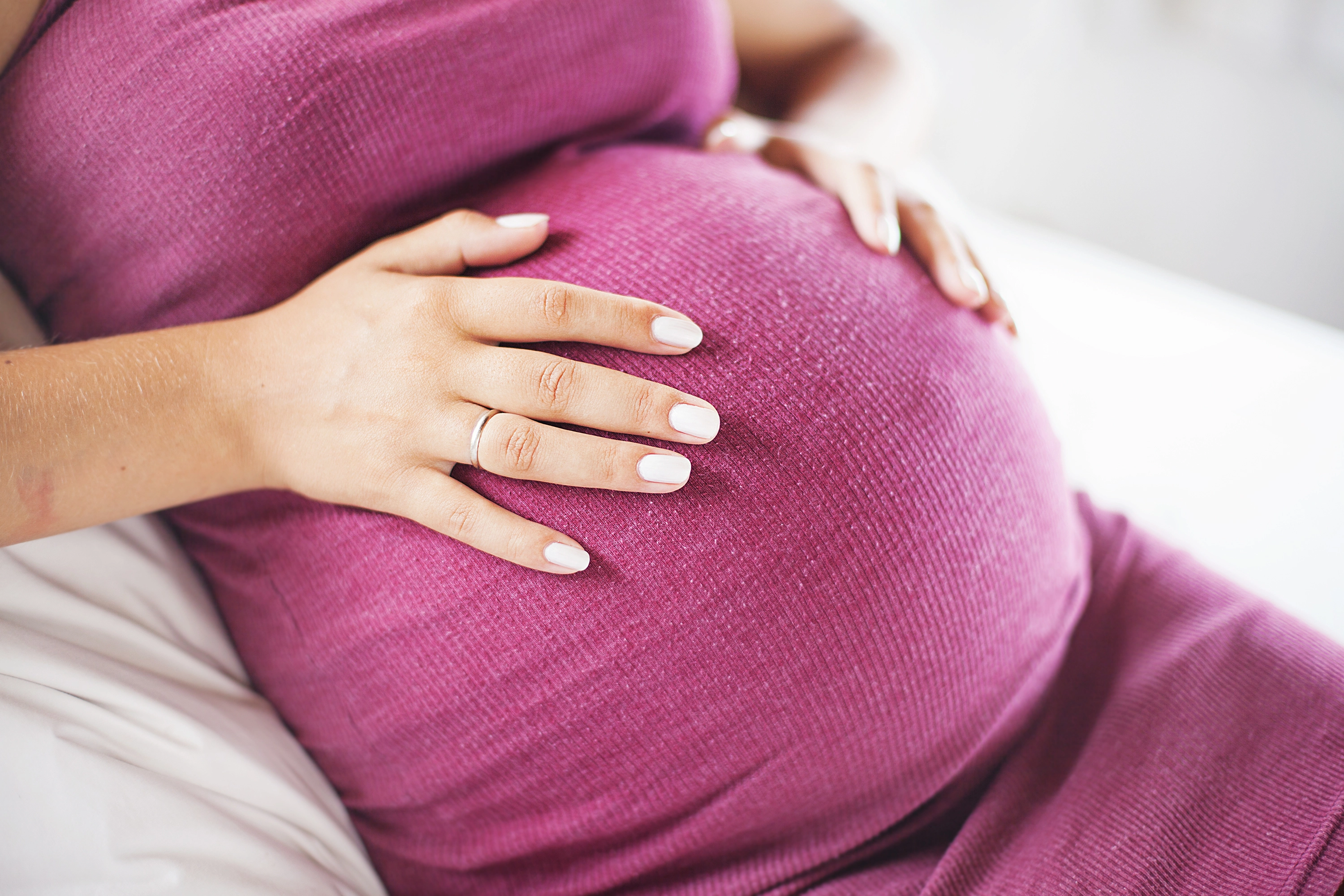 Gravid kvindes dilemma: “Min mand forlanger at navngive vores baby efter afdød hustru”