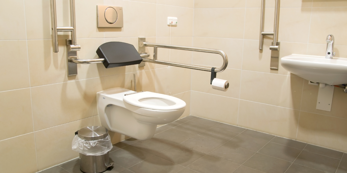 Måtte forklare “sølle udseende” mand, at han ikke kan bo på et offentligt handicaptoilet